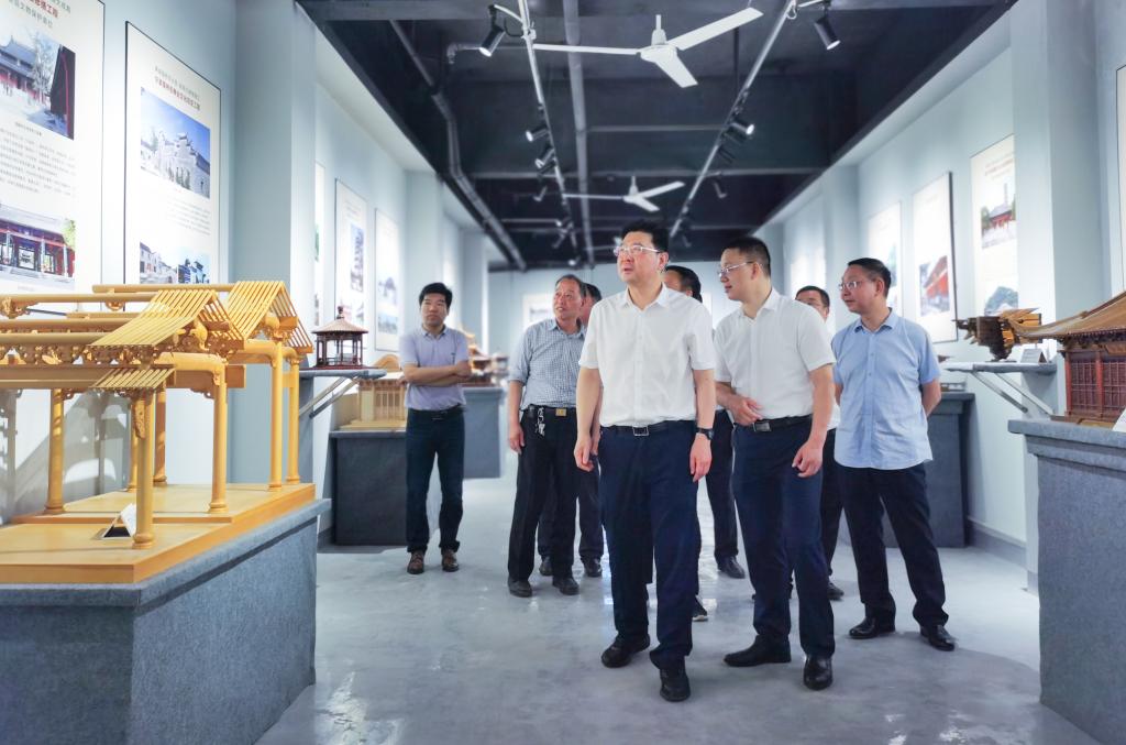 台州市人大常委会秘书长许世斌,临海古建公司董事长黄大树,我校临海