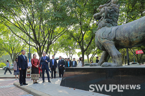 老挝驻华大使到校调研区域国别学院（中国-东盟法律研究中心）建设情况