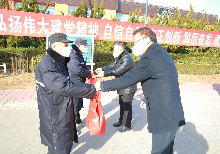 学校领导除夕走访慰问坚守岗位的教职工和在校留学生