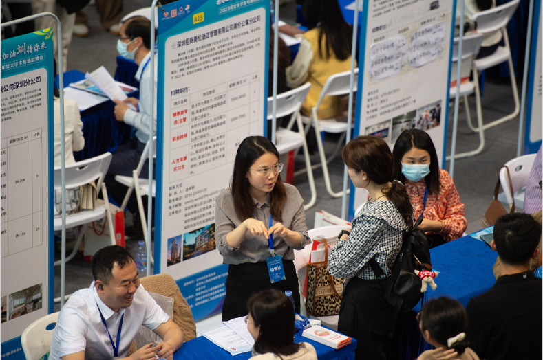 “为她加油，圳待你来”深圳大学丽湖校区举办女大学生专场招聘会