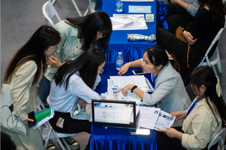 “为她加油，圳待你来”深圳大学丽湖校区举办女大学生专场招聘会