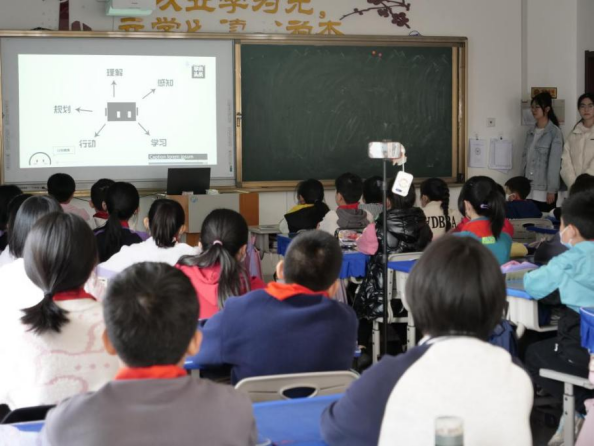 “筑梦科技，强国有我” 人工智能学院与欣嘉园实验小学开展人工智能科普及思政教育实践活动