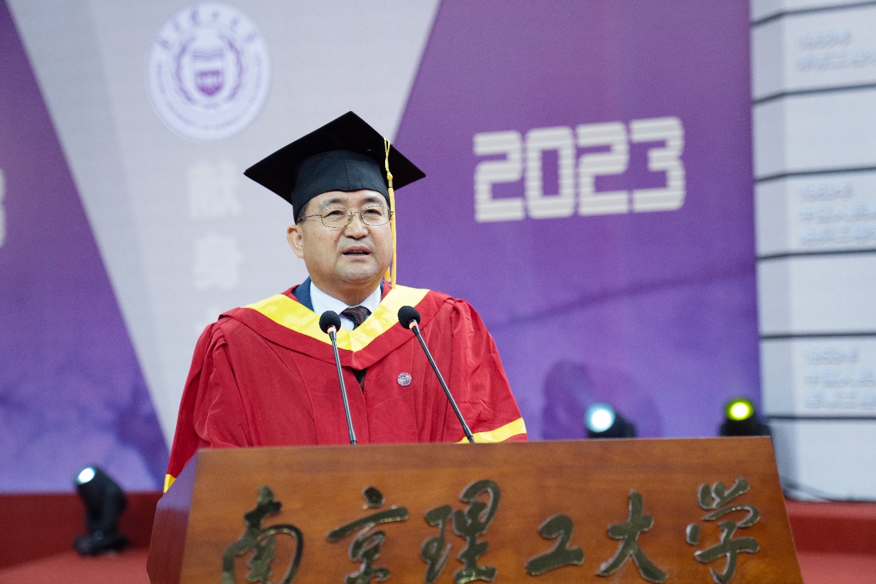 4月9日,南京理工大学2023届研究生毕业典礼暨学位授予仪式在体育中心