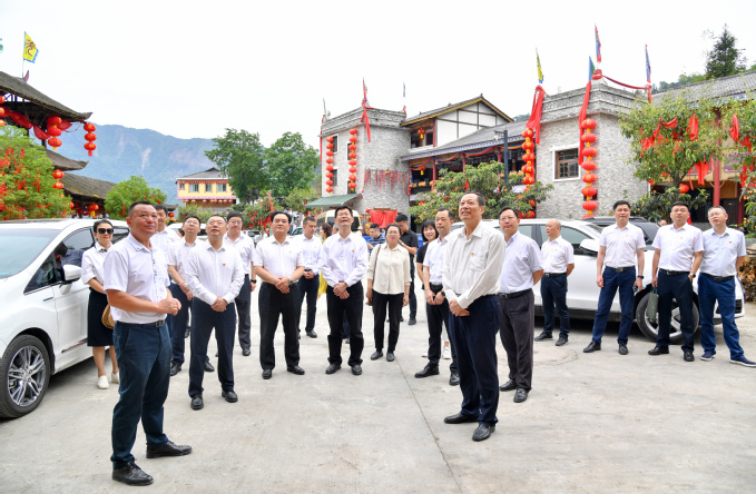 坚持把大兴调查研究之风作为主题教育鲜明特色，学校党委中心组赴北川开展现场学习