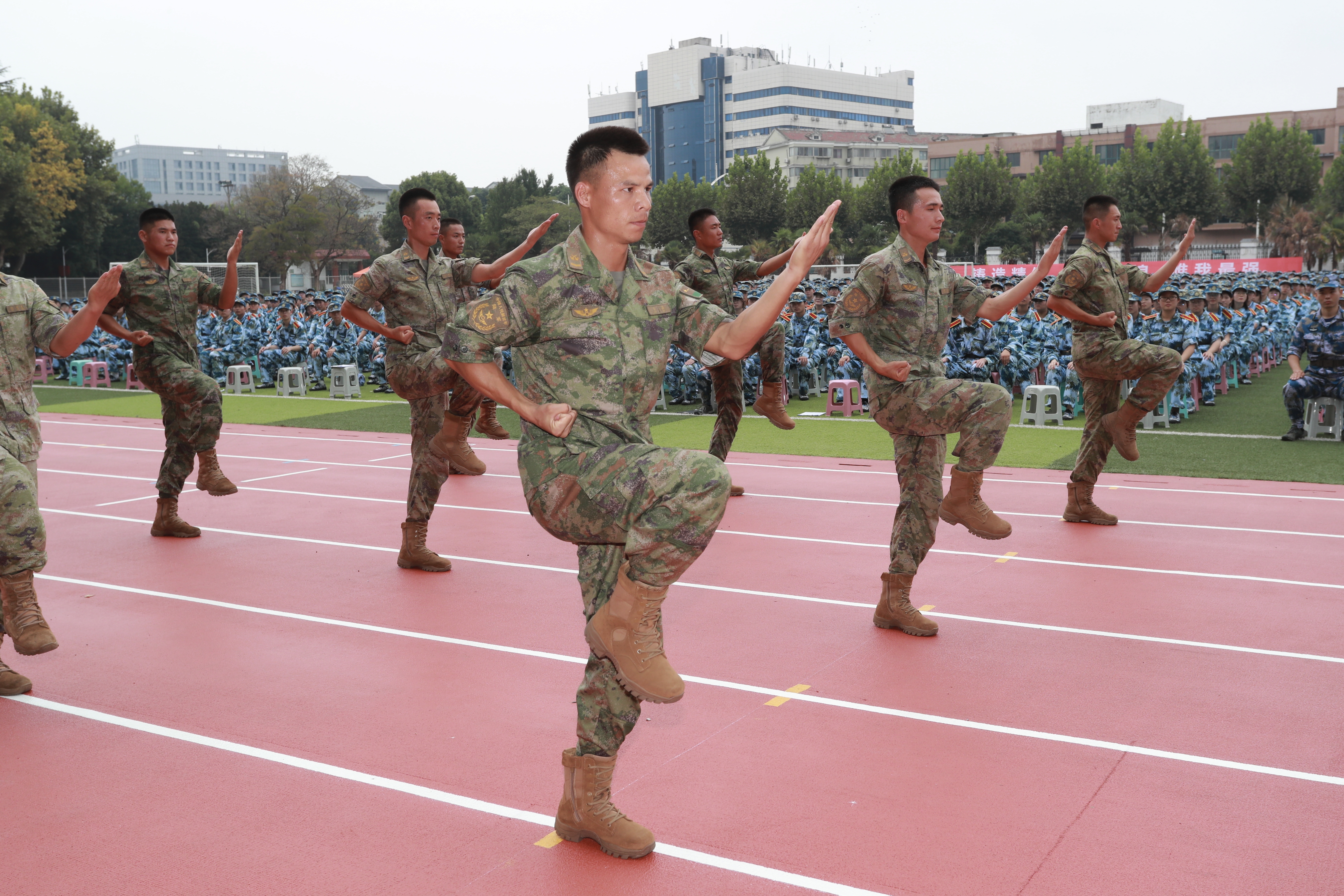 学校隆重举行2023级大学生军训动员大会