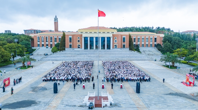 向国旗敬礼 为祖国庆生  云南大学举行庆祝中华人民共和国成立75周年升旗仪式